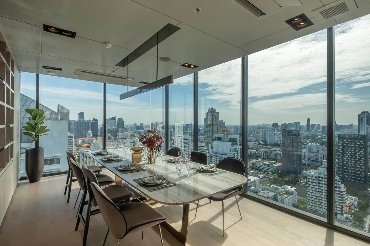 ให้เช่า เซอเลส อโศก (Celes Asoke) สุขุมวิท ใกล้ BTS อโศก และ MRT สุขุมวิท 2 ห้องนอน ราคา 90,000 บาท/เดือน