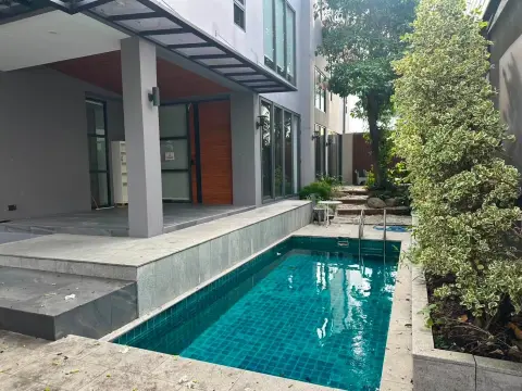 ให้เช่า Luxury Modern Pool Villa สุขุมวิท 71 ใกล้ BTS พระโขนง 5 ห้องนอน ราคา 190,000 บาท/เดือน